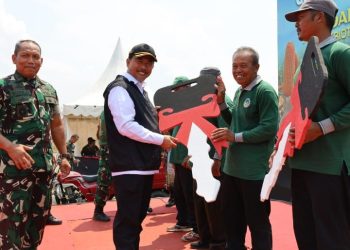 TNI TUNTASKAN JALAN TANI