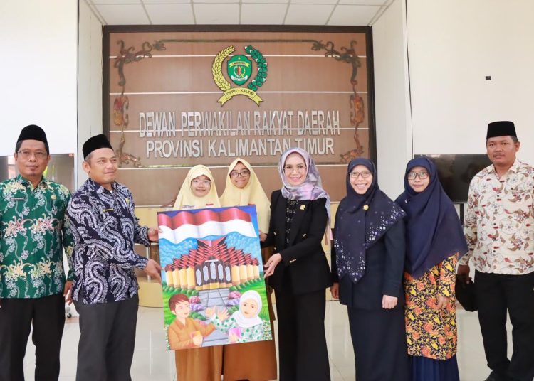 TINGKATKAN LITERASI, SISWA MTS BELAJAR DI DPRD