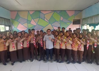 AGUS ARAS BERI MOTIVASI PRAMUKA KUTIM