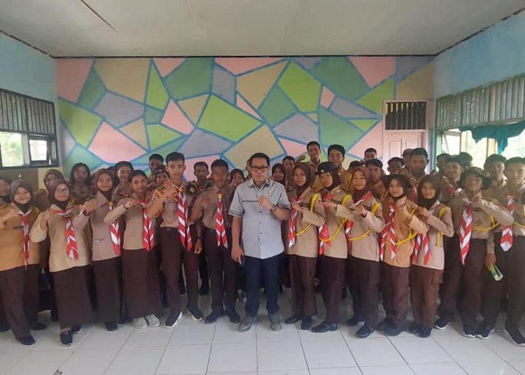 AGUS ARAS BERI MOTIVASI PRAMUKA KUTIM