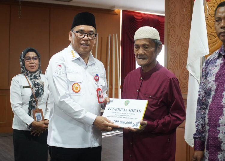 PEMKAB SALURKAN BANTUAN PENINGKATAN SDM