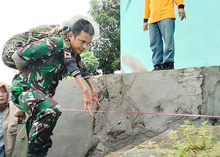 BABINSA GENDONG KORBAN TANAH LONGSOR