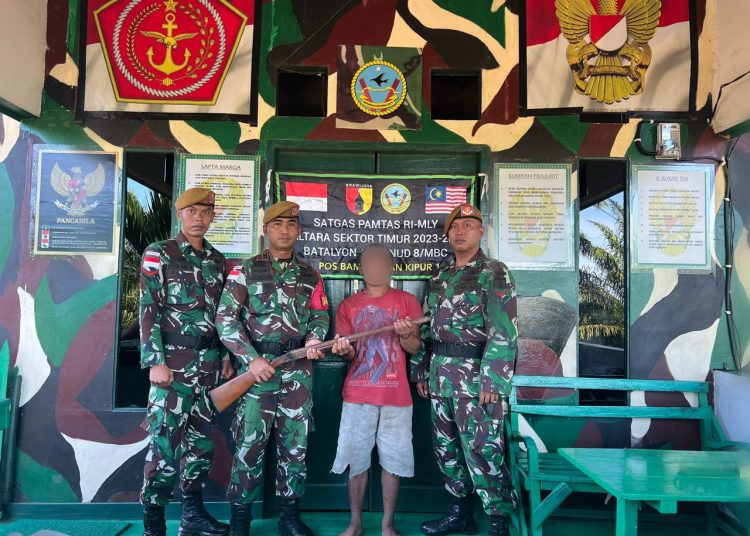 WARGA PERBATASAN SERAHKAN SENJATA RAKITAN