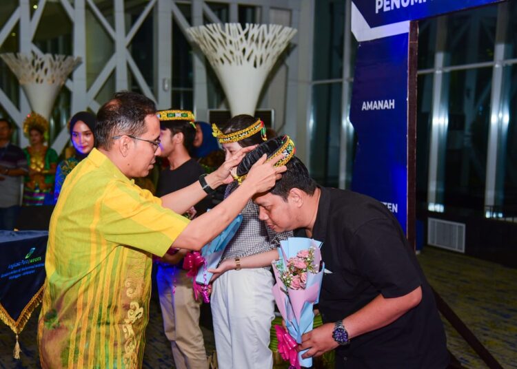 BANDARA SAMS LEPAS PENUMPANG TERAKHIR