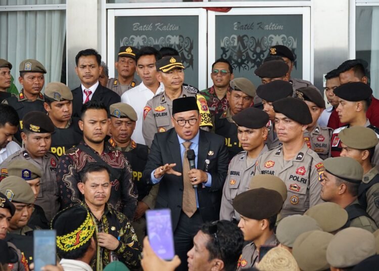 PULUHAN WARGA PROTES KELANGKAAN LPG. ELON