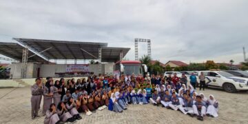 WABUP SERAHKAN BUS SEKOLAH MUARA JAWA