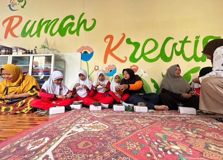 MASYARAKAT DAPAT PELATIHAN DAUR ULANG