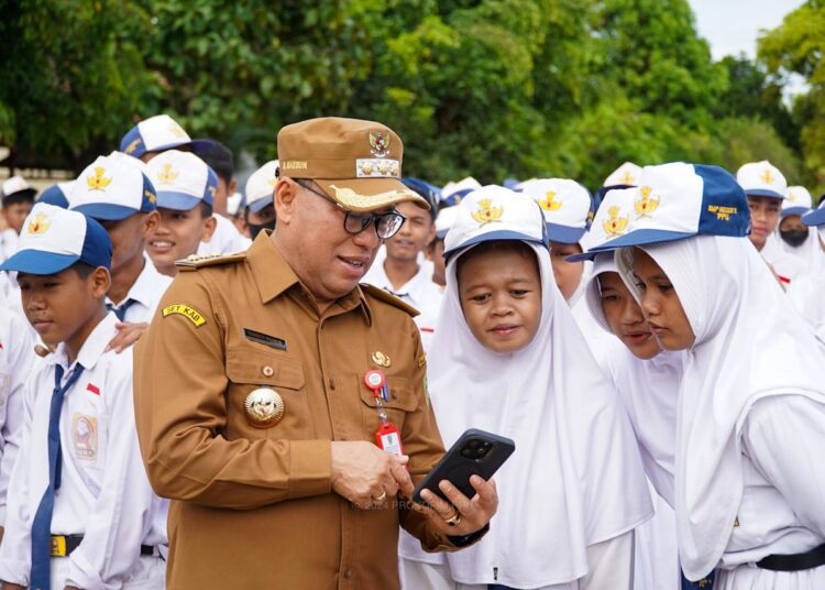PIMPIN UPACARA DI SMPN 11, INI PESAN PJ BUPATI