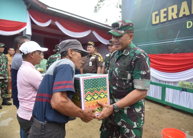 PANGDAM VI/MLW RESMIKAN SARANA AIR BERSIH
