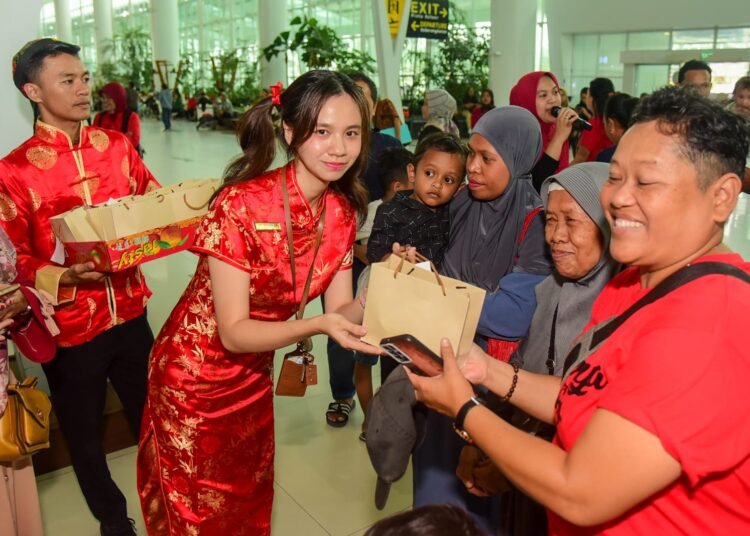 PENUMPANG BANDARA SAMS DIHIBUR BARONGSAI