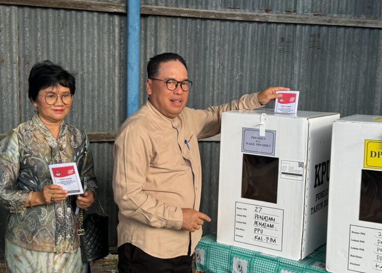 PJ BUPATI PPU TUNAIKAN SUARA DI TPS 27