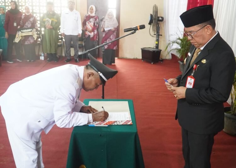 PJ BUPATI LANTIK KADES SUKARAJA