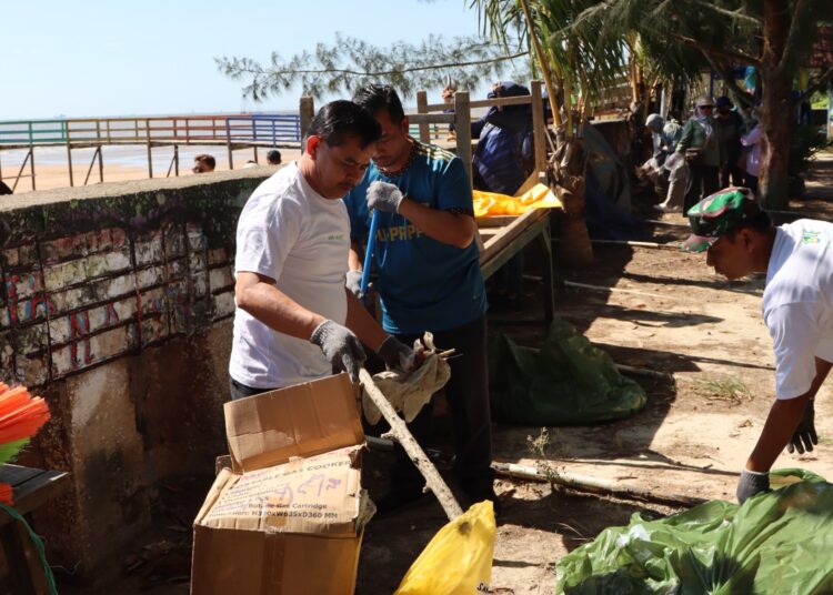 SEKDA PPU AJAK PELAJAR BERSIHKAN PANTAI