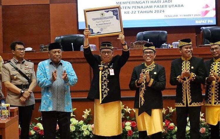 HADIRI PARIPURNA HUT PPU, INI KATA PJ BUPATI