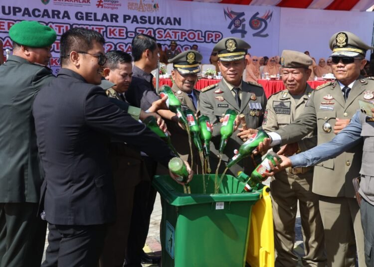 PEMKAB PPU MUSNAHKAN PULUHAN BOTOL MIRAS
