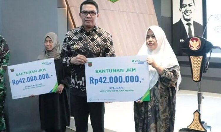 WALIKOTA SERAHKAN SANTUAN PETUGAS KPPS