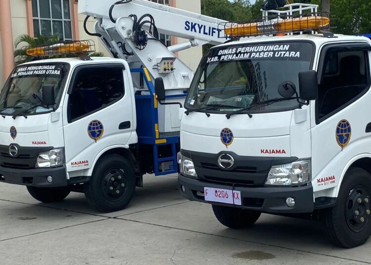 PJ BUPATI SERAHKAN MOBIL DEREK DISHUB