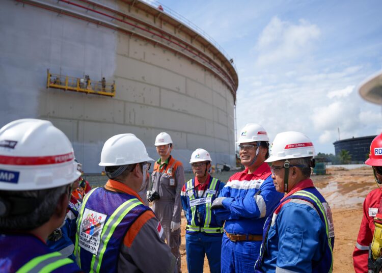 DIREKSI CEK PROGRES KILANG BALIKPAPAN