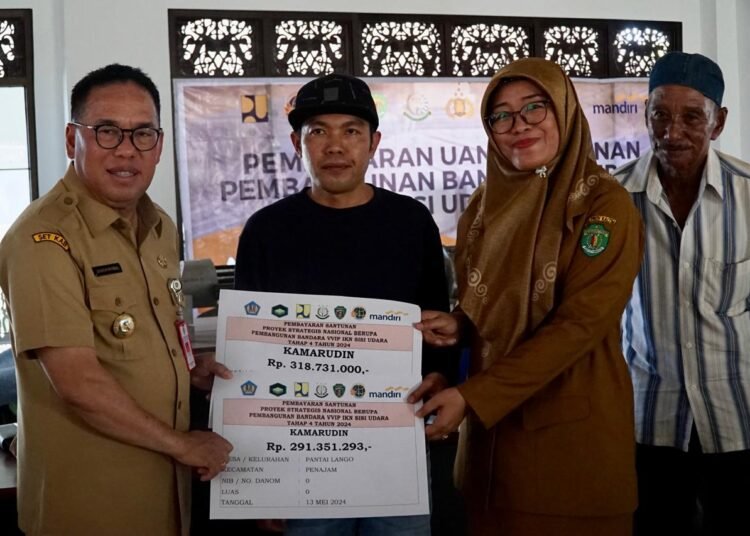 PEMKAB SERAHKAN SANTUNAN TAHAP IV BANDARA VVIP