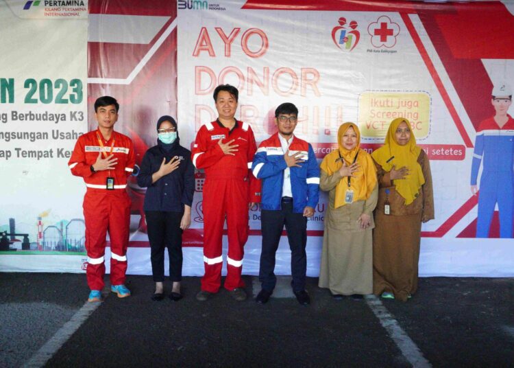 PULUHAN PEKERJA PERTAMINA SUMBANG DARAH