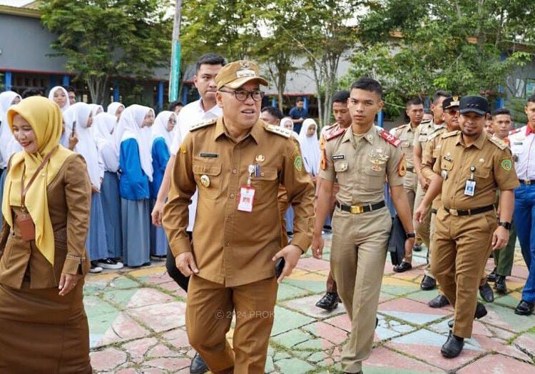 PJ BUPATI DAMPINGI LATSITARDANUS DI SMKN 3 PPU