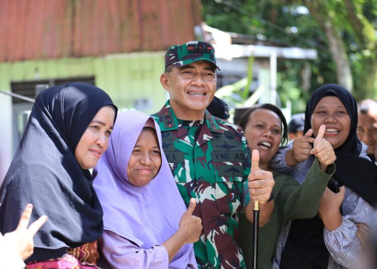 PANGDAM VI/MLW KUNJUNGI RUMAH WARGA