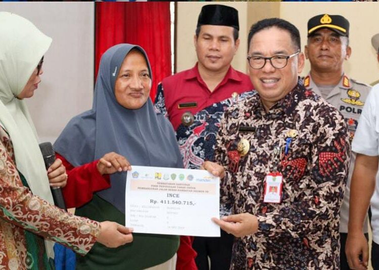 PEMKAB SERAHKAN GANTI UNTUNG TOL IKN