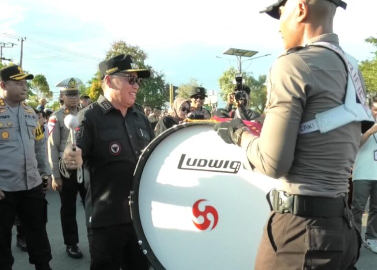 PJ BUPATI IKUT DEFILE MARCHING BAND