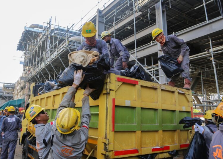 RATUSAN PEKERJA RDMP BERGOTONG ROYONG