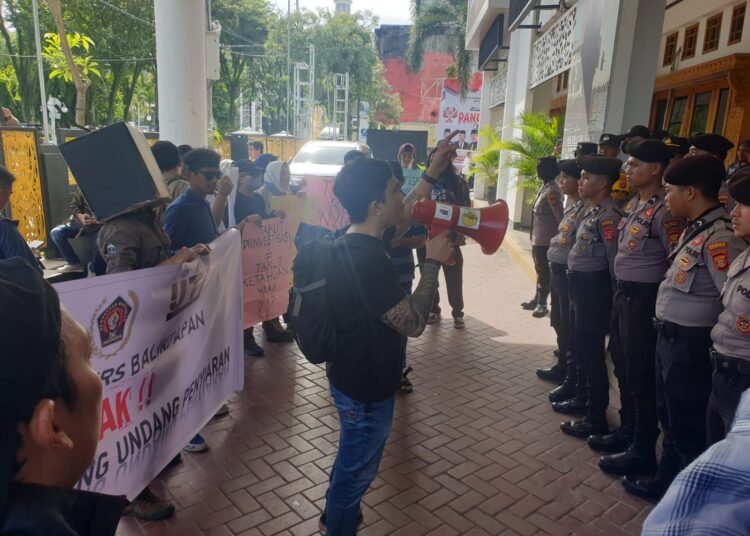 WARTAWAN AJAK DPRD TOLAK RUU PERS