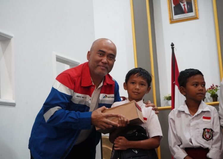 180 SISWA PPU TERIMA PAKET BAZMA