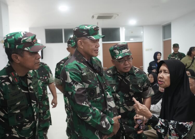 PANGDAM VI/MLW SERAHKAN KACAMATA GRATIS