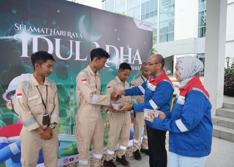 MITRA KERJA PERTAMINA TERIMA DAGING KURBAN