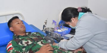 WARGA MELAHIRKAN, PRAJURIT TNI BANTU DONOR DARAH