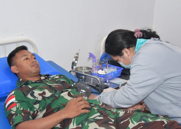 WARGA MELAHIRKAN, PRAJURIT TNI BANTU DONOR DARAH