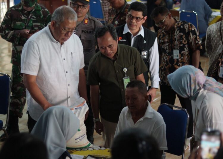 BULOG SALURKAN BANTUAN PANGAN TAHAP III