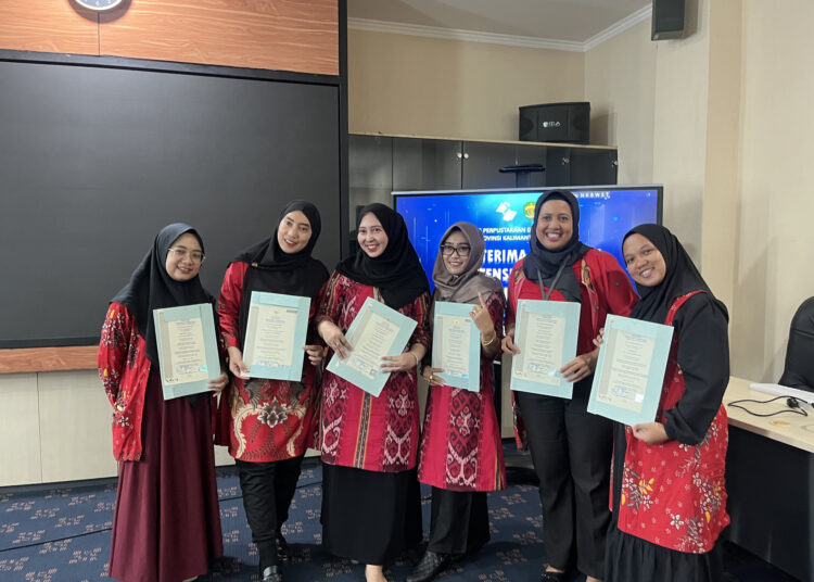 DPK SERAHKAN 38 SERTIFIKAT PUSTAKAWAN