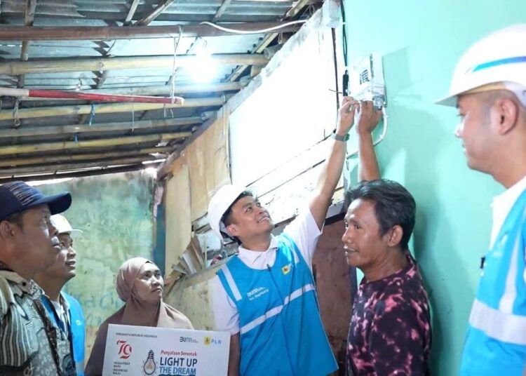 LIGHT UP PLN SENTUH 7.357 PENERIMA