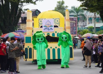WARGA SAMARINDA RAMAIKAN PAWAI TA’ARUF MTQ