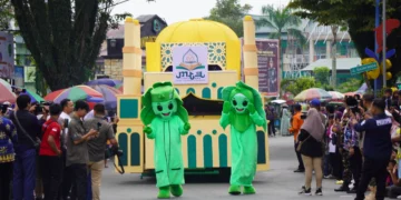 WARGA SAMARINDA RAMAIKAN PAWAI TA’ARUF MTQ