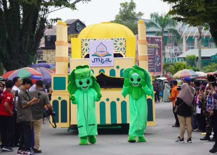 WARGA SAMARINDA RAMAIKAN PAWAI TA’ARUF MTQ