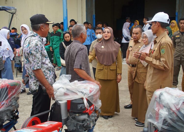 PEMKAB BERAU SERAHKAN HIBAH ALSINTAN