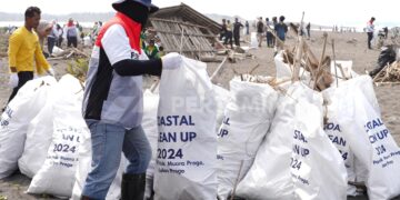 Pertamina Kumpulkan 28 Ton Sampah Pantai
