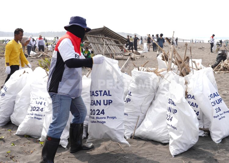 Pertamina Kumpulkan 28 Ton Sampah Pantai