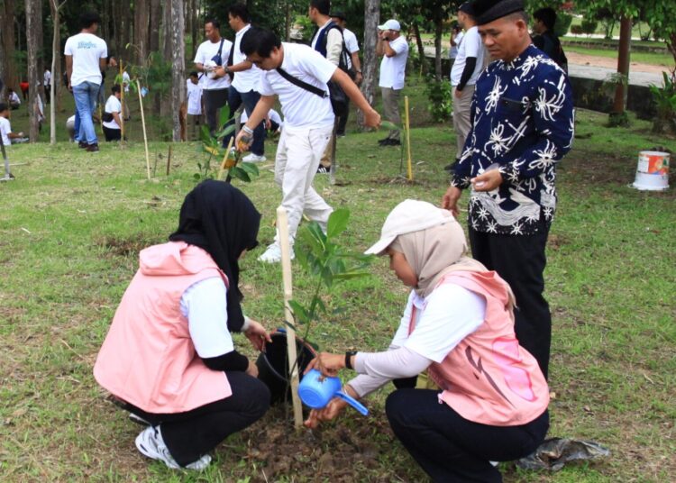 PLN Tanam 2.000 Pohon Di Pesantren