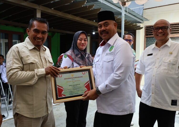 DLH Kukar Bagikan Armada Sampah Lingkungan