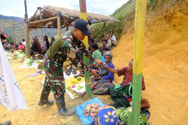 Satgas Yonif 614/RJP Borong Jualan Warga