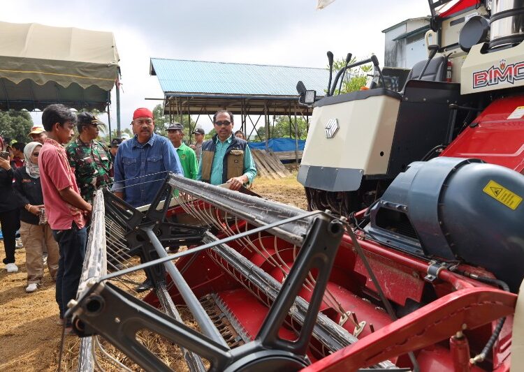 Pemkab Bantu Alsintan Muara Kaman