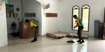 TNI Bersihkan Masjid Perbatasan