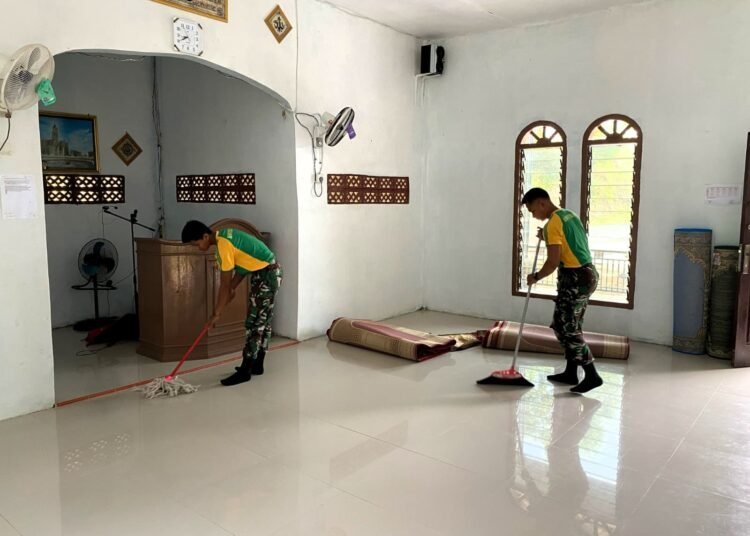 TNI Bersihkan Masjid Perbatasan